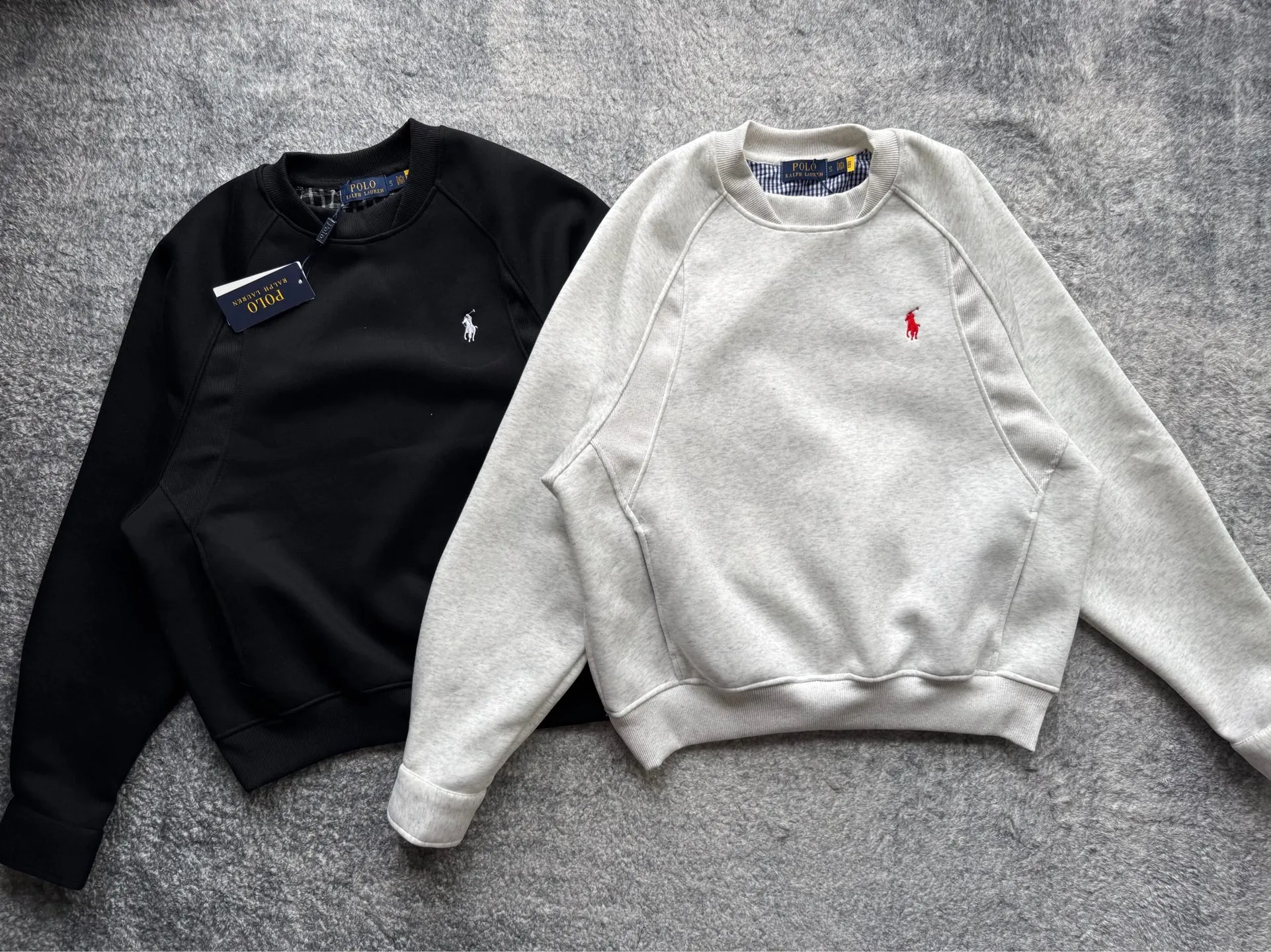 P220 Polo Ralph Lauren FW25 solid color embroidered logo sweatshirt. A sweatshirt is absolutely indispensable for the lazy feeling in autumn⛸️Ralph Luaren. The core is casual and relaxed, and the exterior is an American silhouette. It has a boyish laziness in place. It is unobtrusive but looks more timeless. 🕶️ The large drop shoulder version looks casual and fashionable. Wear it alone in spring and autumn or layer it in winter. It is completely a long-term sweatshirt in the wardrobe🫶🏻 Size Length Sleeve Length Bust M 63.5 80.5 130 L 65 82 134 XL 66.5 83.5 138